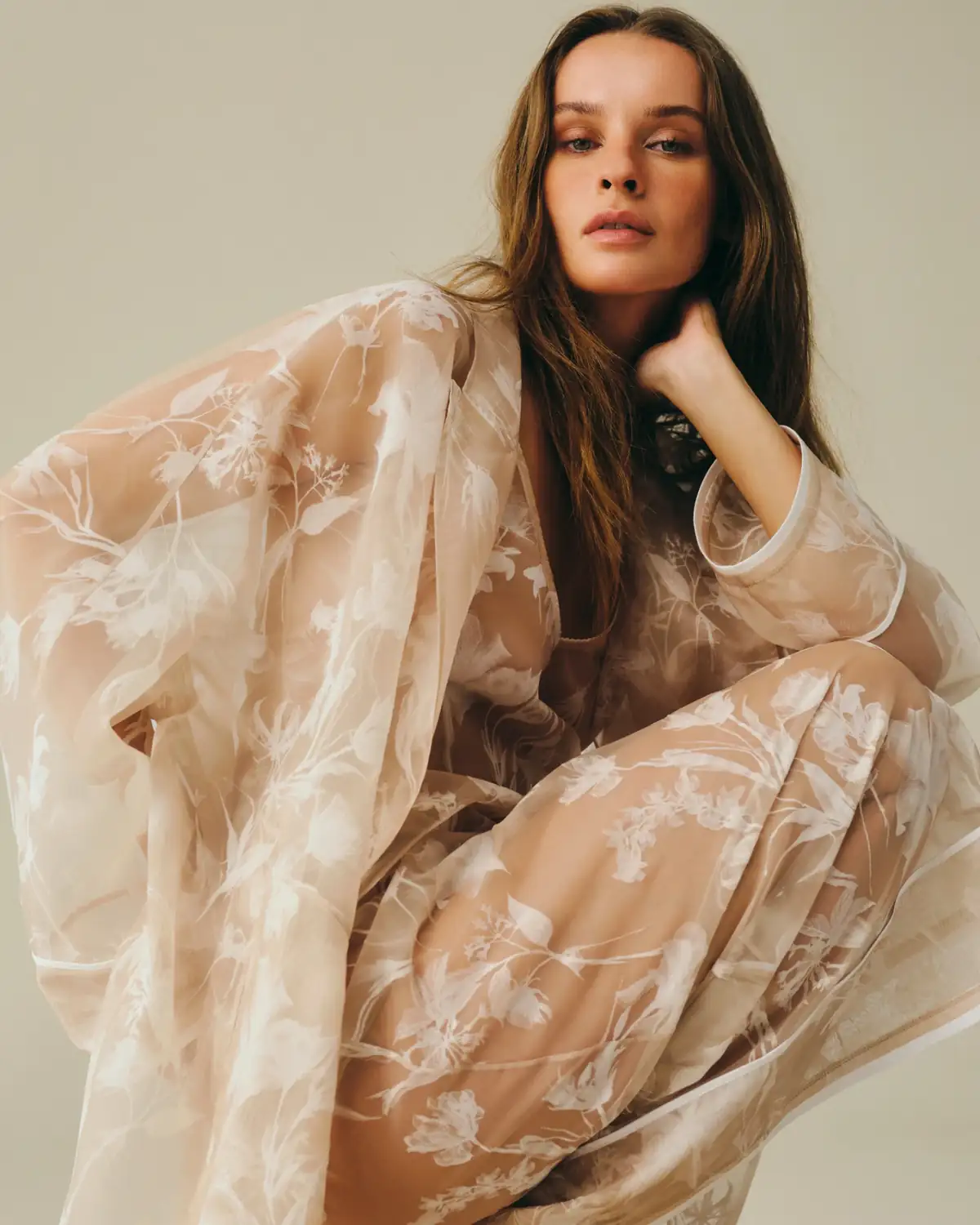 Женственность в движении: прозрачная сила Nude Drop от the COAT