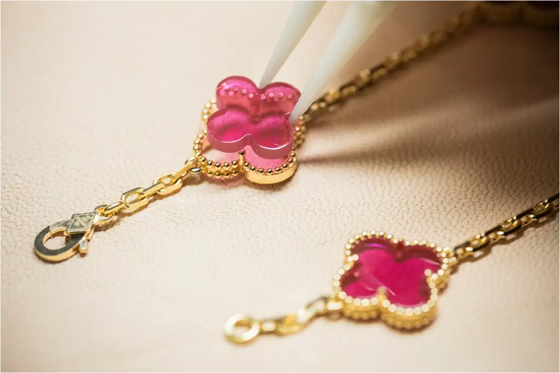 Van Cleef & Arpels представляет новый оттенок Alhambra 1 Van Cleef & Arpels представляет новый оттенок Alhambra